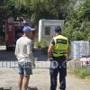 Пожар избухна в спортната зала до стадион „Лазур“ в Бургас, пламна подът при ремонт на покрива (СНИМКИ)
