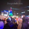  Вълшебството на Бургас: Най-впечатляващата и цветна елха светна, дъждът не спря празника за Никулден (видео)