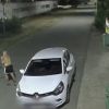 Сцена като от филм в Камено: Младеж вилнее с мачете по улиците и нанася удари по коли