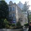 Вода като водопад бликна от сграда в центъра на Бургас, мокри минувачи си правят селфи (видео) 