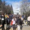 Суматоха пред бургаските училища днес: Учениците са изведени навън, не знаят ще се върнат ли в класните стаи