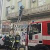 Пожар пламна на прозорците на ДПС в Бургас, горяха плакати (СНИМКИ и ВИДЕО)