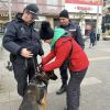 Първомартенски усмивки: Бургазлийката Донка окичи с мартенички спецполицаите и кучето Бим, патрулиращи на „Тройката“