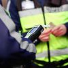 Дрогиран шофьор с „Мерцедес“ хвърли 100 евро на полицаи от Поморие, задържаха го