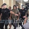 Доведоха в съда в Бургас тримата обвиняеми за смъртта на детето, паднало от парашут в Несебър, гледат кадри от полета