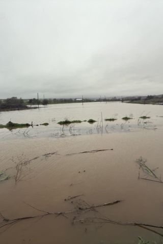 Извънредно: Скъсана е дигата на река Изворска, четиричленно семейство е евакуирано (СНИМКИ и ВИДЕО)