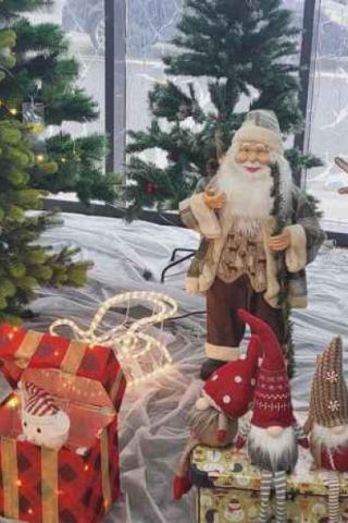 Празничното пазаруване в Бургас започна през ноември: Елхи от 25 евро до над 250 лева, Дядо Коледа – във всякакви размери