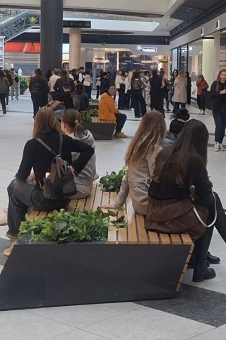 Старт на шопинга на Черния петък в Бургас: Най-нетърпеливите се струпаха в мола за дрехи минус 40%