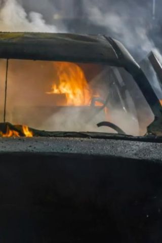 Автосервиз изгоря напълно при пожар в Бургас