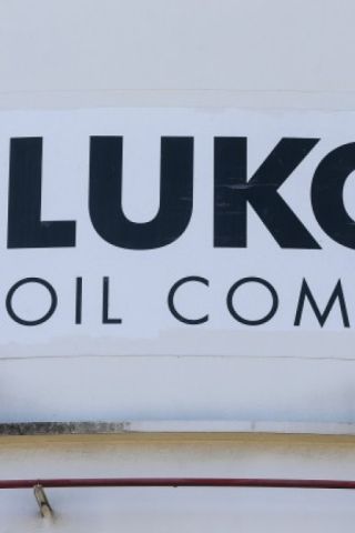 Държавата се кани да купи "Лукойл"