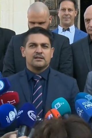 Радостин Василев заплаши със запис, в който Киселова признава за натиск срещу нея