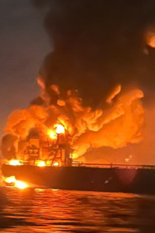 Поразен от Украйна танкер „Kairos“ е в опасност от засядане край Ахтопол