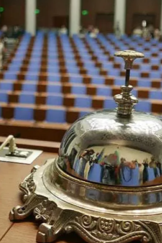 Депутатите гласуват шестия вот на недоверие в четвъртък