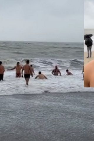 Празникът на Бургас започна: Началото постави Цанко Цанков с никулденско къпане в морето, включиха се десетки смелчаци