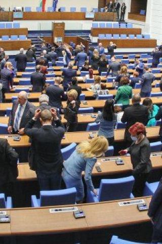 След вота на недоверие политиците се скараха здраво. Ето какви обвинения си отправиха