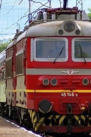 Две момичета скочиха от влака София - Бургас. Изпуснали си спирката