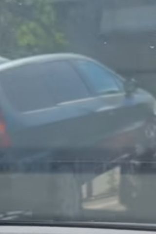 Внимавайте на пътя към морето! Джип се качи върху кола на изхода на Бургас