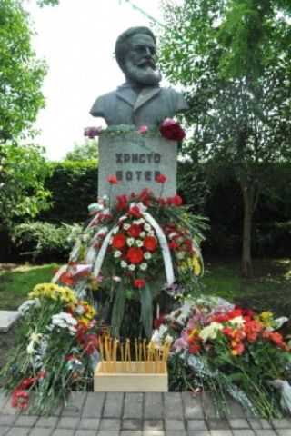 Бургас почита саможертвата на Христо Ботев и загиналите за свободата с военни почести, венци и цветя