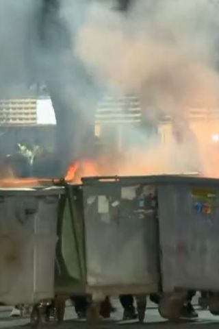 Протестът в София ескалира: Лютив спрей и бомбички край централата на ДПС, запалени контейнери и потрошени полицейски коли