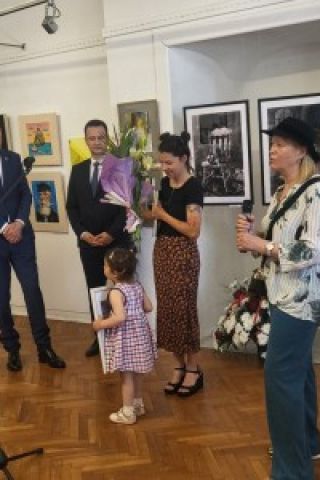 Кметът Николов връчи отличието на Мария Миланова, "Млад художник" на Бургас за 2025-та година