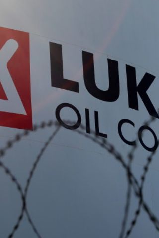 Вариантите пред "Лукойл": Да работи с намален капацитет или да спре напълно