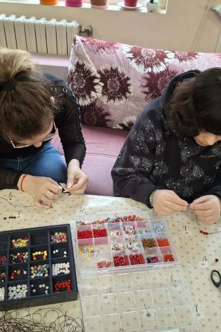 Бургаски деца със специални потребности творят чудеса за бездомни котенца, напишете с тях истинска Коледна приказка