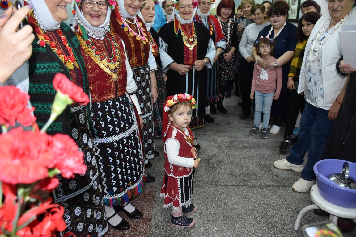 Ето как Поморие отбеляза Бабинден (снимки) - Новини от Бургас и региона