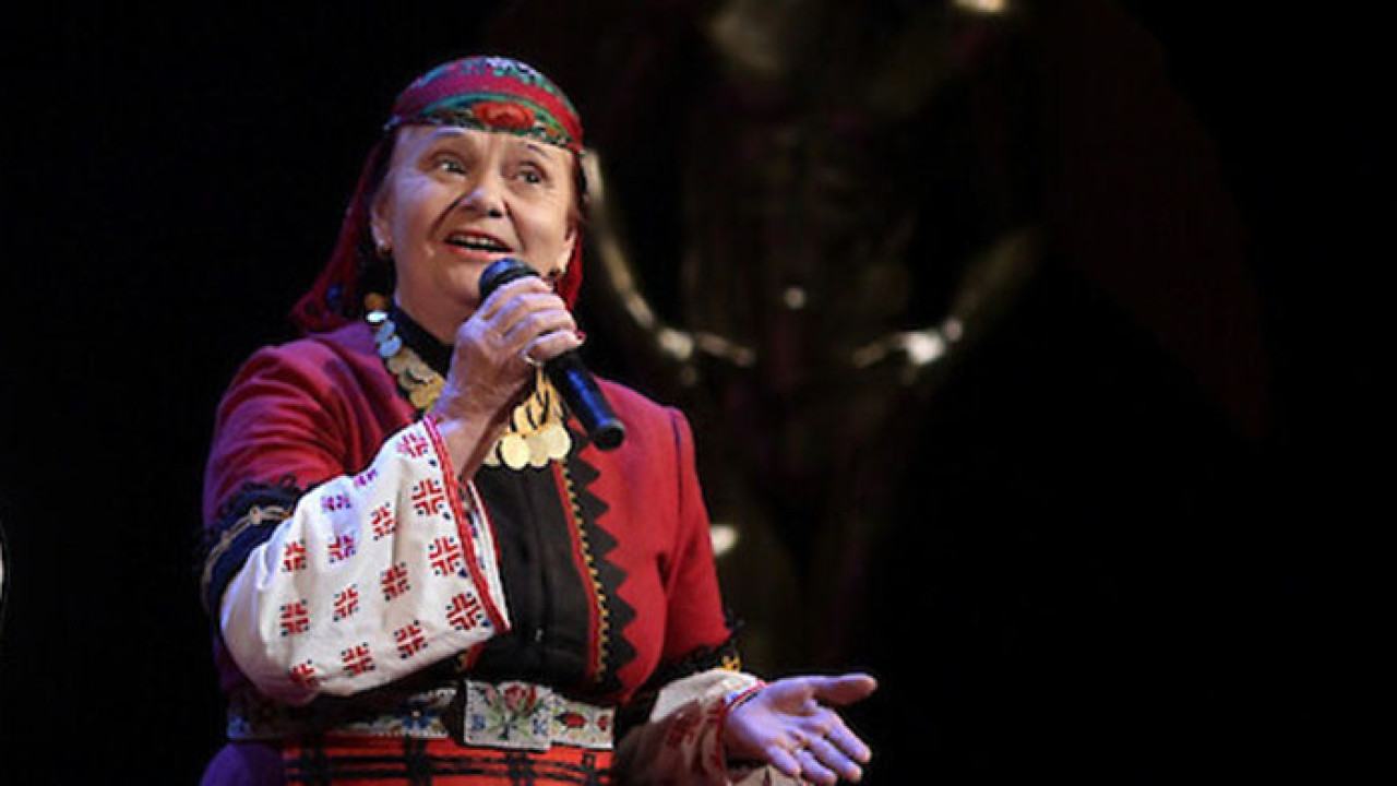 Валюша певец. Болгарская певица Valya.