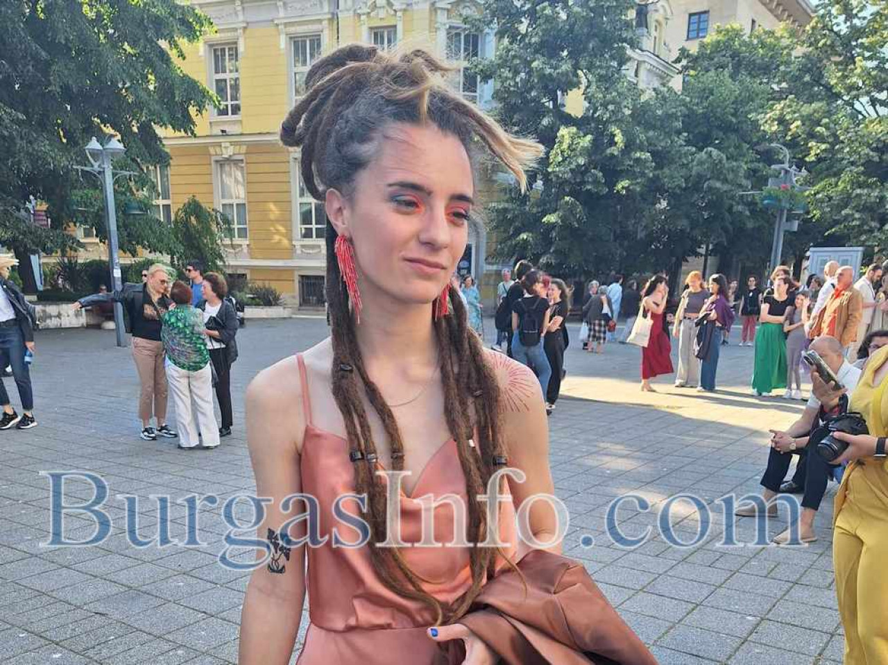 Бъдеща световна звезда ли е Мартина от Бургас? Гримира се за първи път ...