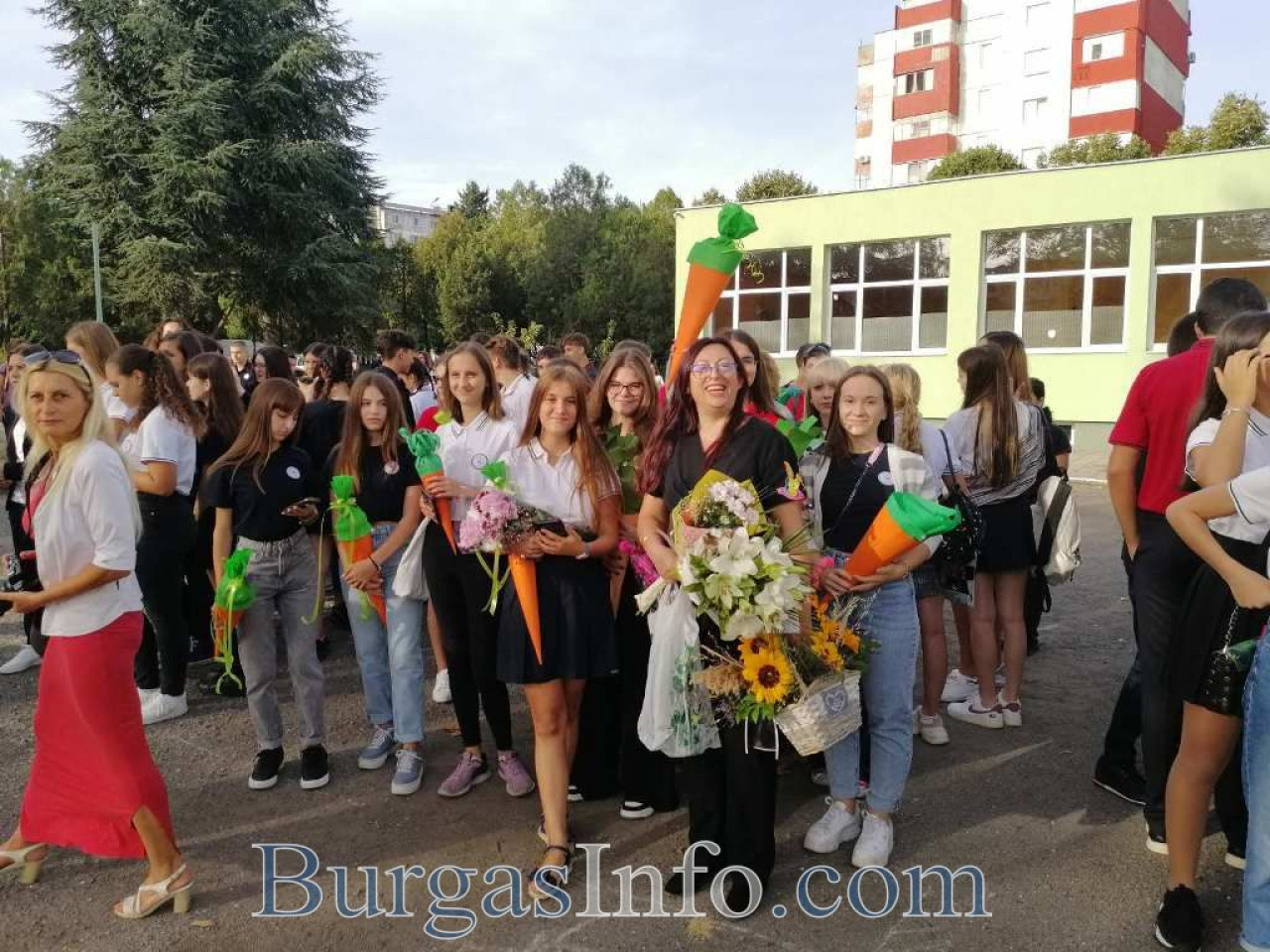 Английската гимназия в Бургас откри учебната година с пожелание за ...