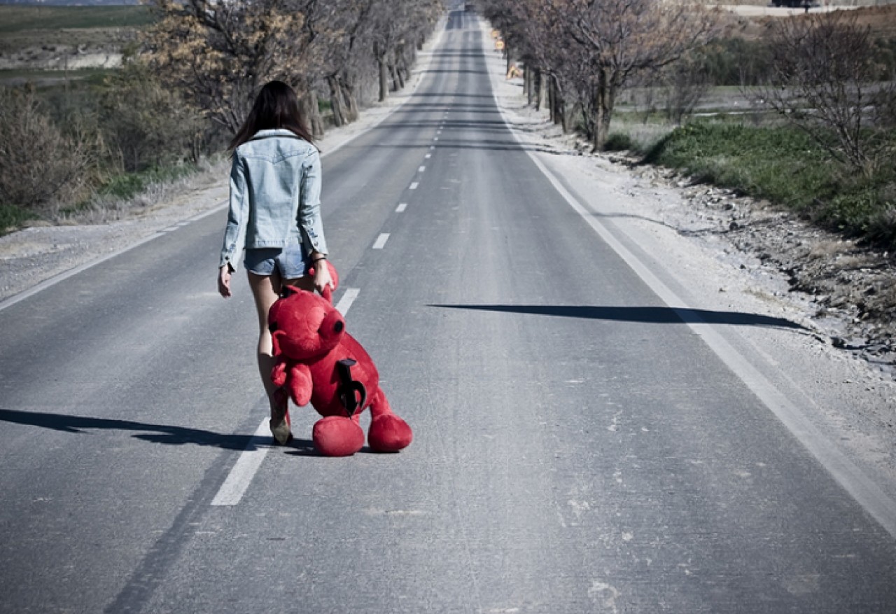 Бегущий по рельсам. Run away from catnap. Заблудиться на дороге. Frightened girl runs away. Потерял дорогу.