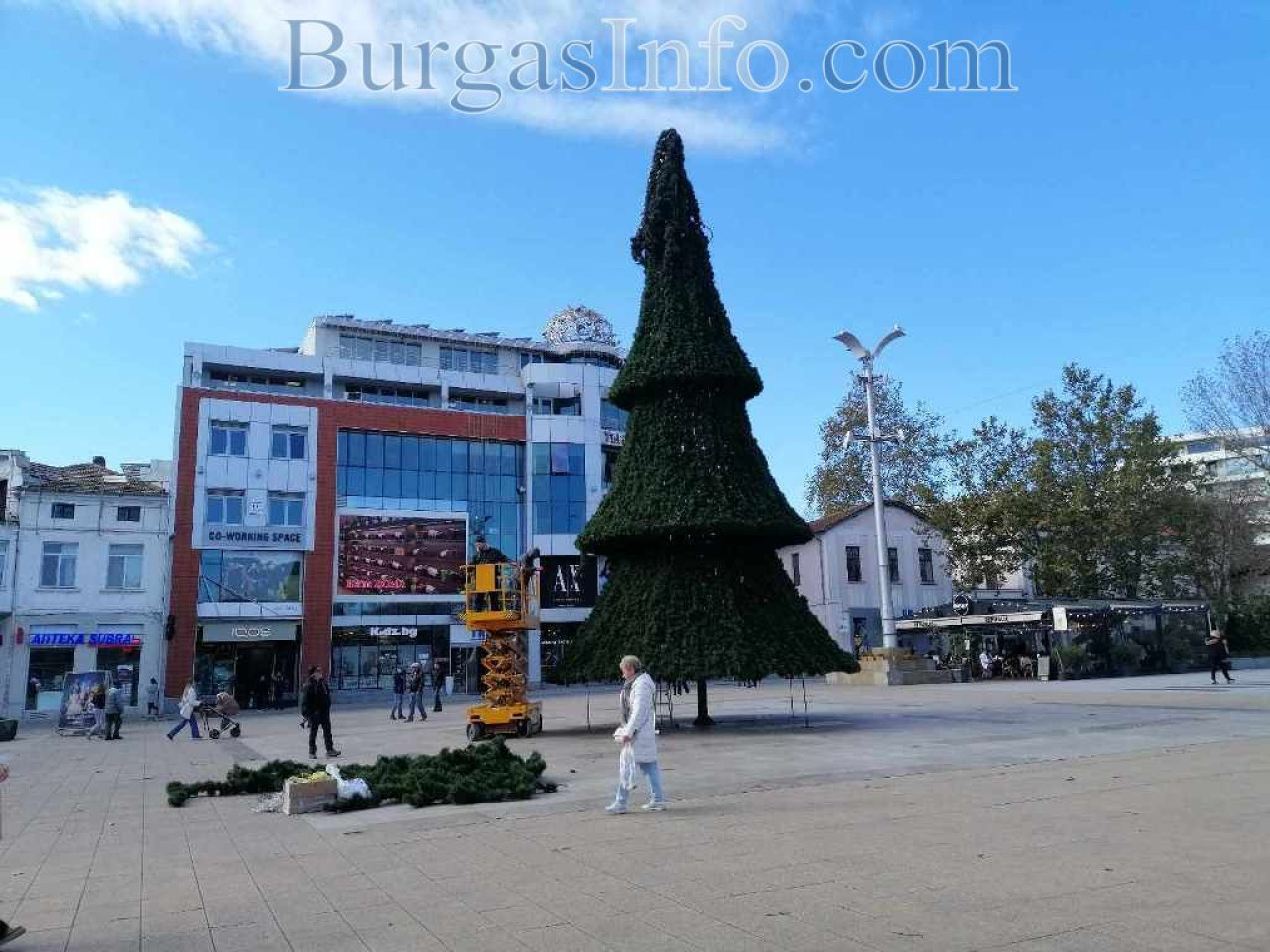 Бургас се превръща в Коледна приказка: Започна украсяването на елхата ...