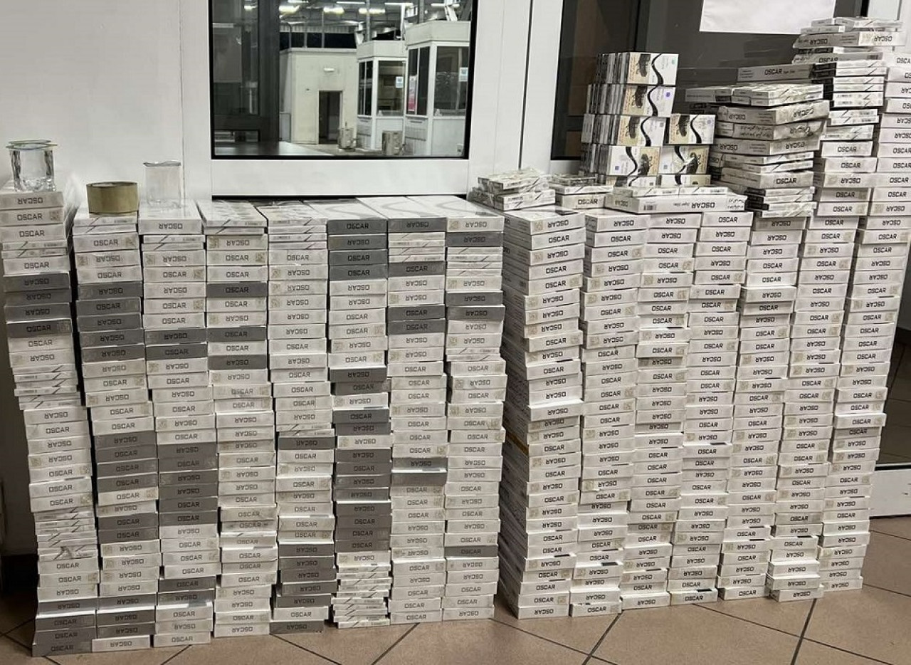 Румънец скри 300 000 контрабандни цигари в амбалажна хартия, хванаха го ...