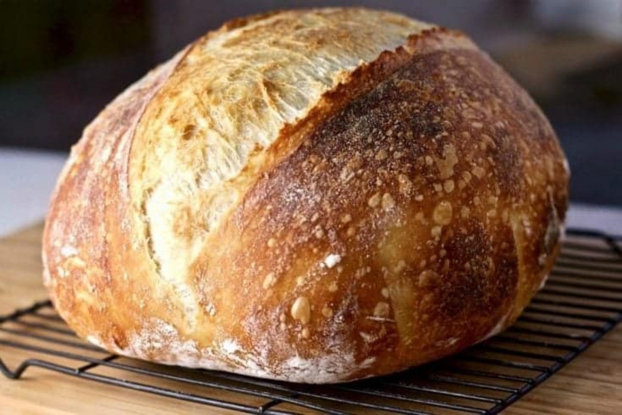 Хлеб в духовке видео. Выпечка хлеба. Хлеб на закваске. Американский хлеб. Хлеб артизан.