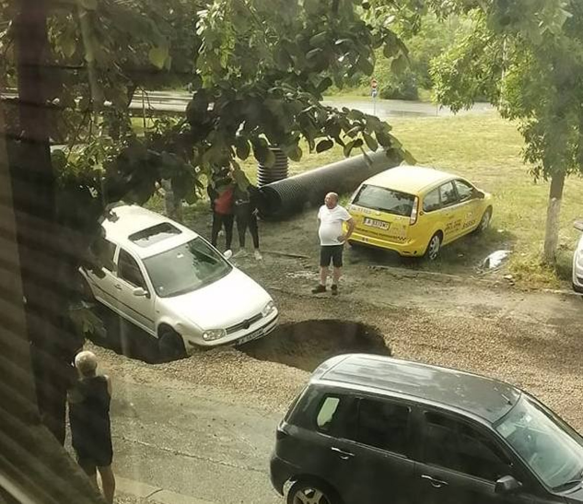 Инцидент на улицата в „Меден рудник“: „Фолксваген“ потъна след смяна на ...