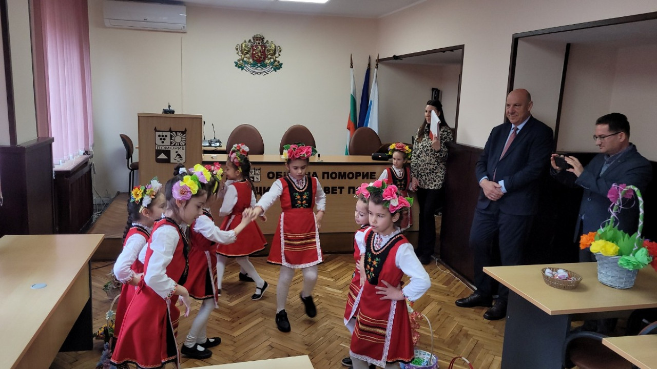 Малки лазарки наричаха за здраве в община Поморие - Новини от Бургас и ...