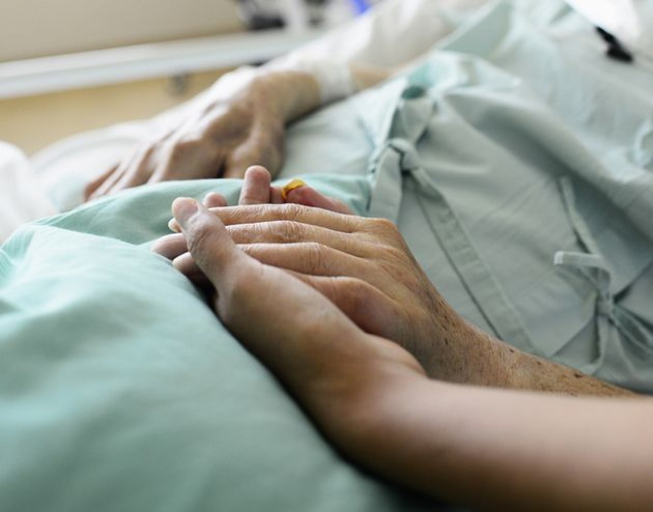 Держать за руку умирающего. Сердце руками в темноте. Рука к руке картина. Держаться за руки мрачное. Парень призрак.